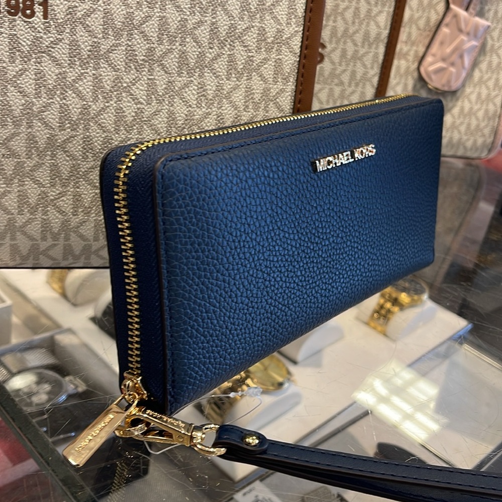 MICHAEL KORS LARGE TRAVEL CONTINENTAL WRISTLET WALLET NAVY BLUE COLOR
NWT - Picture 3 of 16